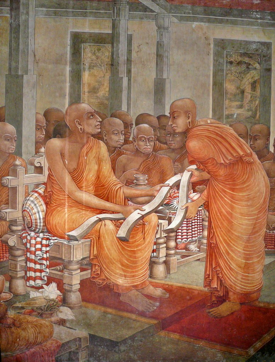 覺音尊者將寫好的《清凈道論》交給僧團長老，斯里蘭卡阿努拉德普勒(Anuradhapura)佛寺.jpg