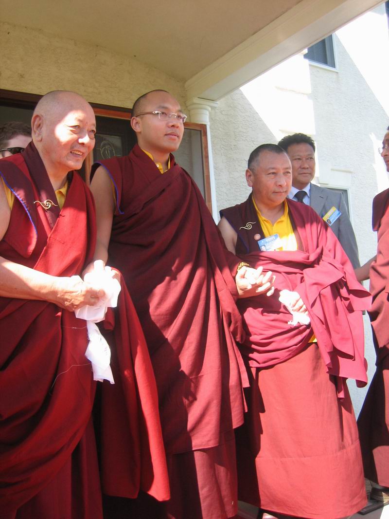 2008年5月怙主大寶法王噶瑪巴首次訪美時，在新澤西州其行宮(Ktc .Nj)門外.JPG.jpg