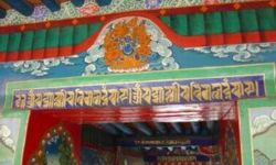 西藏日喀則縣色日山下札什倫布寺中，廊道門楣及樑上的咒語.jpg
