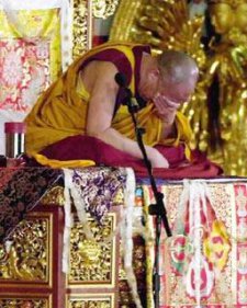 【達賴喇嘛的禮物與眼淚】～談菩提心，達賴尊者掩面低泣(分享自:Alva Liu)