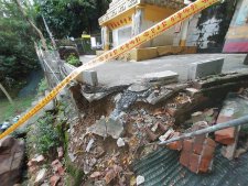 章嘉活佛舍利塔後方山坡上有大石頭滾落下方，造成遮雨棚及側邊的邊坡嚴重損毀...