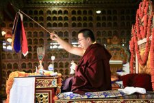 為了平息現今世界疫情肆虐之畏怖，三世敦珠法王於藏曆二月初十至誠祈求蓮花生大士等本尊三根本眾所寫之《速平息突發疫情祈願文》